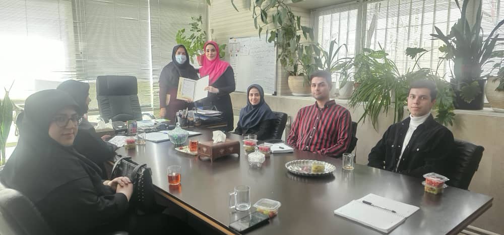 اهدای لوح تقدیر به معلم  پایه اول خانم نعیمی نژاد دبستان شیخ محمد خیابانی-1404